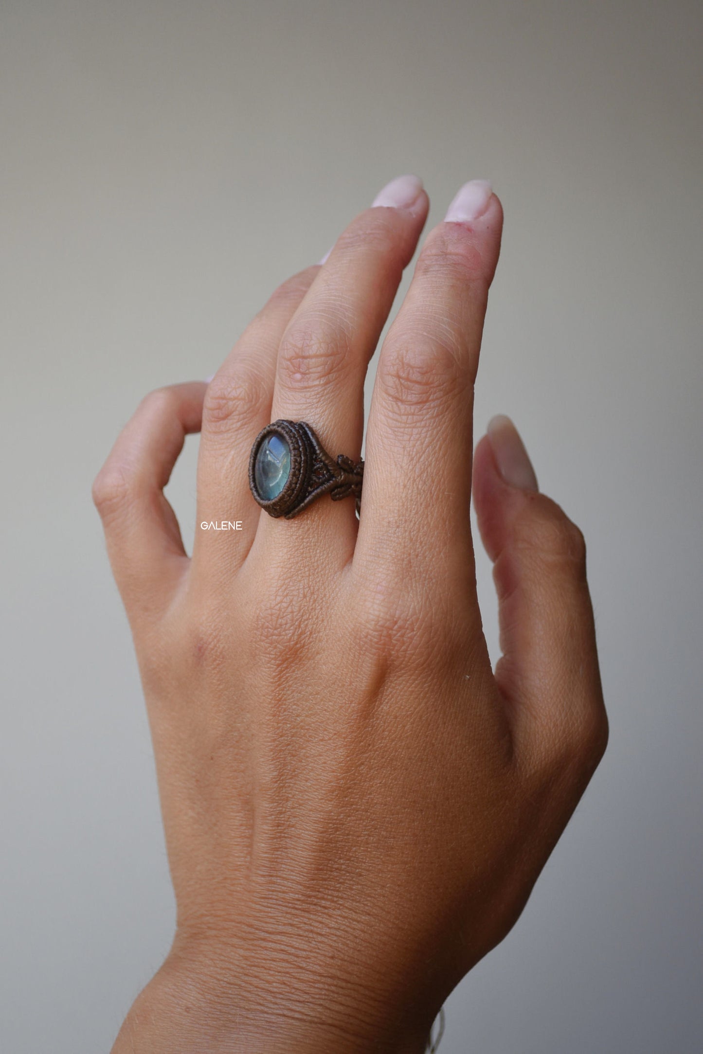 anello artigianale in macramè con fluorite verde – foto indossato