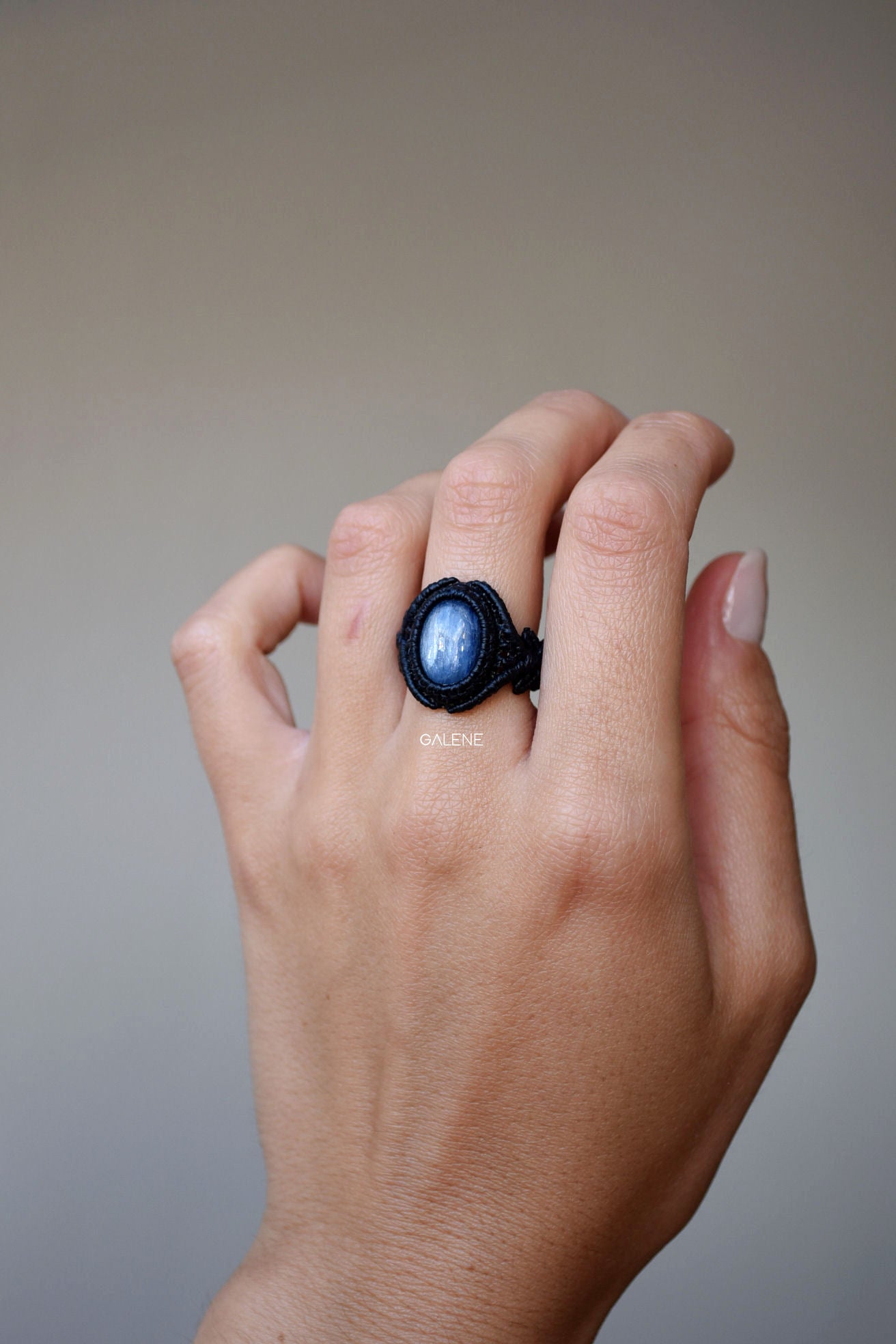 Dettaglio finiture artigianali dell’anello con pietra cianite naturale.