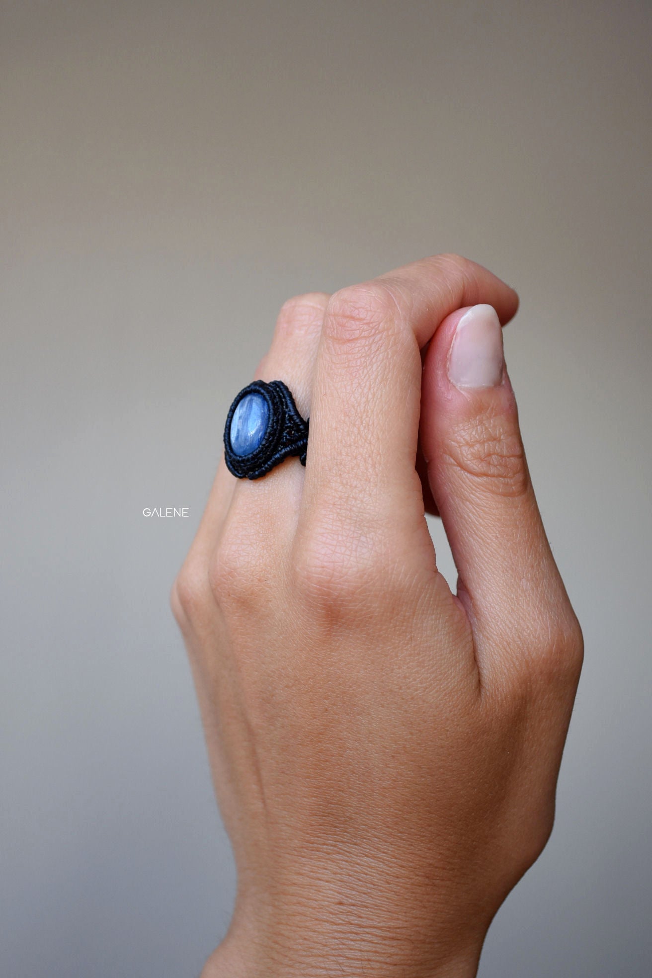 foto prodotto anello macramè con cianite blu – ideale come regalo