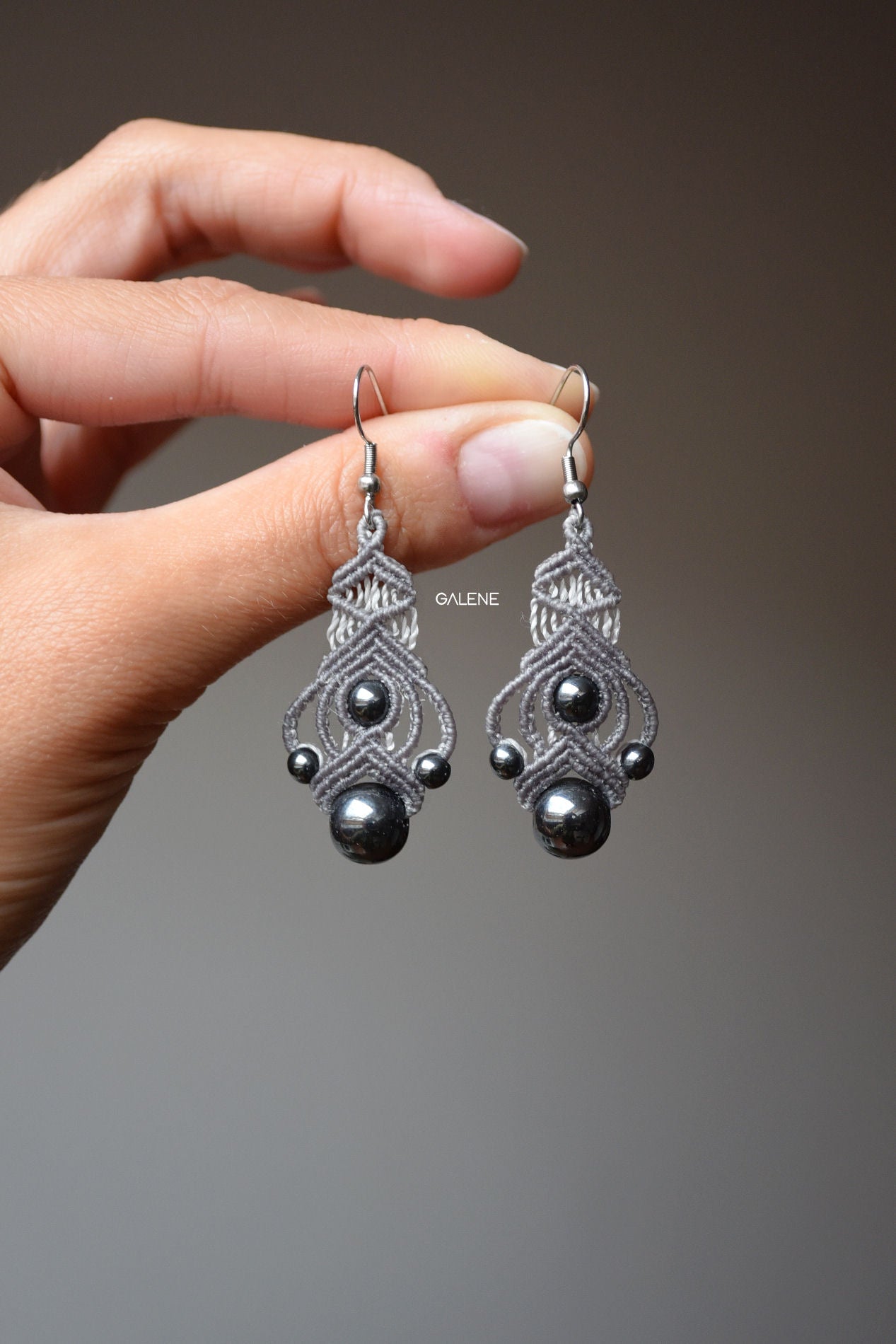 orecchini kerala in macrame eleganti con Ematite naturale