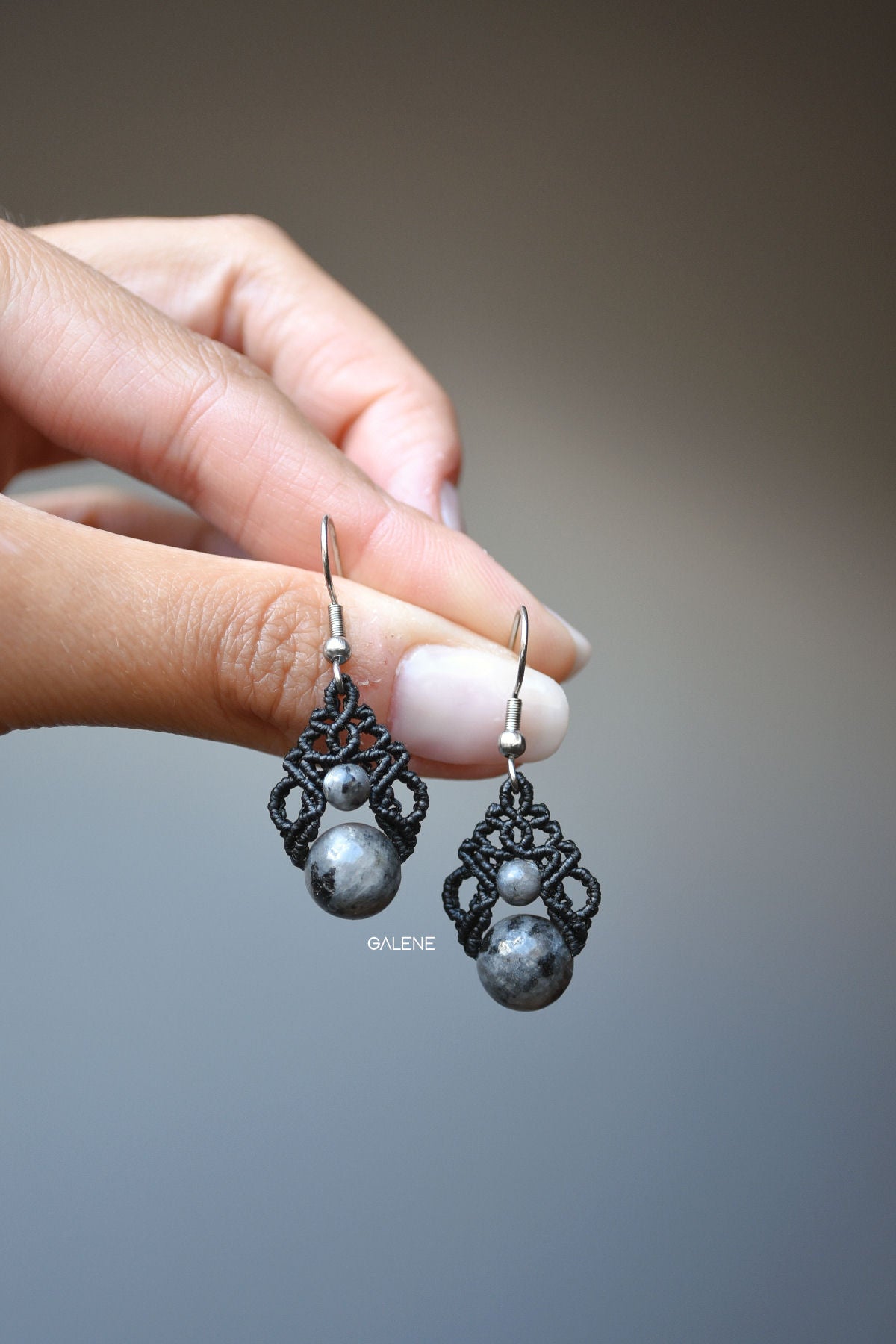 Mini boucles d'oreilles en macramé avec pierres naturelles - Automne/Hiver