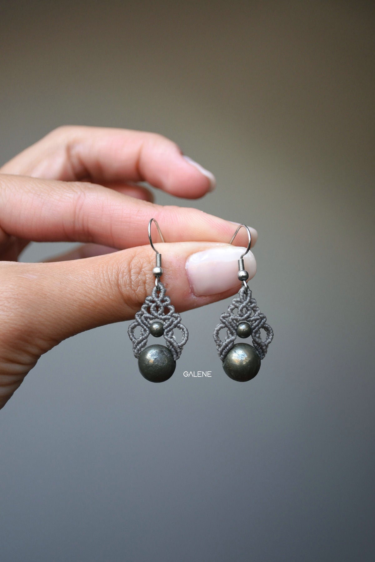 Mini boucles d'oreilles en macramé avec pierres naturelles - Automne/Hiver